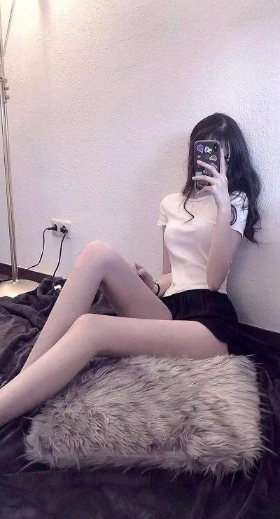 皮肤雪白，身材比列好脸上微微泛红，看着很有食欲